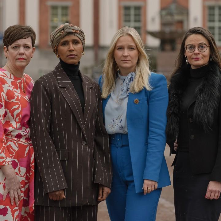 Bild på Svenska Kvinnoförbundets presidium med texten Svenska Kvinnoförbundet accepterar inte sexuella trakasserier, våld mot kvinnor eller rasism